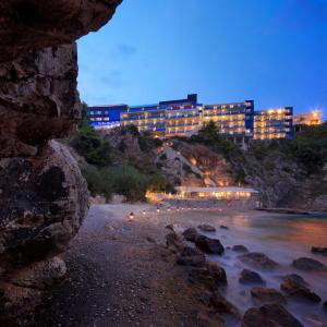 uma vista para um hotel a partir da praia à noite em Hotel Bellevue Dubrovnik em Dubrovnik