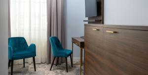 Camera con 2 sedie, scrivania e TV di Hotel am Prinzengarten, inklusive AlbCard a Sigmaringen