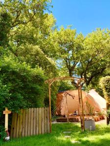 une tente dans une cour à côté d'une clôture dans l'établissement Le Pavillon Vert - B&B, à Vedène