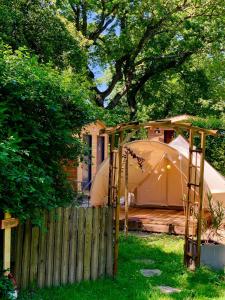 une tente dans une cour à côté d'une clôture dans l'établissement Le Pavillon Vert - B&B, à Vedène