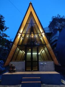 budynek z trójkątnym dachem z oświetleniem w obiekcie La Familia Kasol w mieście Kasol