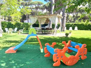 een groep kinderen speeltoestellen in een tuin bij La Meria di Maria Casa Arancio in Marina di Grosseto