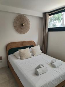 Un dormitorio con una cama con dos toallas encima. en Saint-Tropez FLORIDA, en Saint-Tropez 15 fotos más