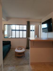 una sala de estar con un sofá y una mesa en Saint-Tropez FLORIDA, en Saint-Tropez