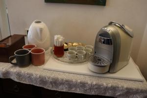 Příslušenství pro přípravu čaje a kávy v ubytování B&B Frida Suite Home