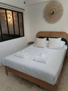 Un dormitorio con una cama con dos toallas encima. en Saint-Tropez FLORIDA, en Saint-Tropez