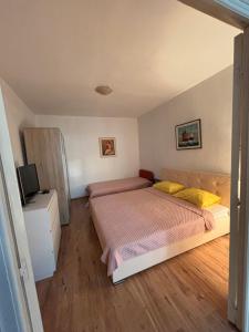 - une chambre avec un lit et une télévision dans l'établissement Apartment Boevi, à Ohrid