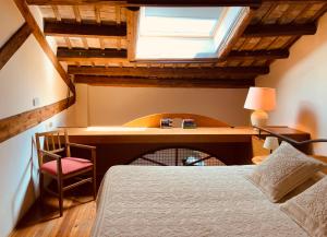 得利雅斯特的住宿－Le Residenze dei Serravallo，一间卧室设有一张床和一个窗口