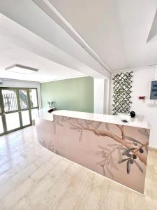 una habitación con una barra con un árbol pintado en ella en Oelia Rooms & Apartments en Agia Marina Aegina