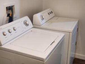 uma máquina de lavar e secar roupa branca num quarto em Beautiful Room 4mins from Gatineau Ottawa Airport em Gatineau