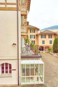 un edificio con una gran ventana de cristal y un balcón en Doppelzimmer mit Terrasse en Därligen