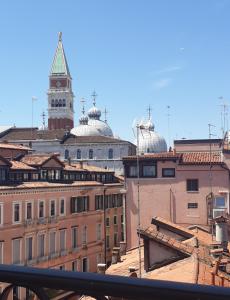 una vista de los tejados de los edificios con una torre de reloj en Residenza Tiziana Venezia, en Venecia