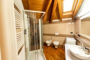 a bathroom with a shower and a toilet and a sink at Attic Room vicino Milano, Rho fiera e MXP in Legnano