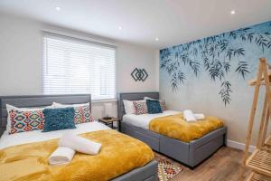 Postel nebo postele na pokoji v ubytování Luxe Ocean+playroom+Seascape