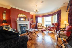 丁格尔Waters Edge 2的客厅设有红色的墙壁和壁炉