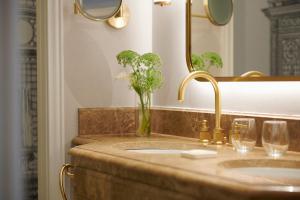 馬德里的住宿－The Westin Palace, Madrid，浴室设有水槽和花瓶