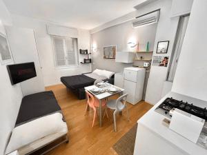 a small apartment with a small table and a kitchen at Free Parking - Monolocale sul Naviglio in Milan