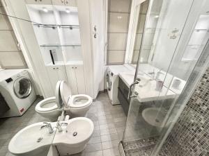 a bathroom with a toilet and a sink and a shower at Free Parking - Monolocale sul Naviglio in Milan