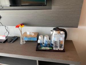 een plank met flessen water en glazen erop bij AD Resort Cha-am/Huahin by room951 in Ban Bo Khaem