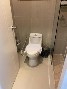 bagno con servizi igienici bianchi in una cabina di AD Resort Cha-am/Huahin by room951 a Ban Bo Khaem