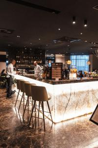um bar num restaurante com dois chefs a preparar comida em City Hotel Dubrovnik em Dubrovnik