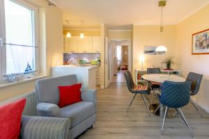 ein Wohnzimmer mit einer Couch und einem Tisch in der Unterkunft Wohnpark Stadt Hamburg - Apt. 14 in Binz