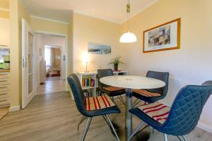 ein Esszimmer mit Tisch und Stühlen in der Unterkunft Wohnpark Stadt Hamburg - Apt. 14 in Binz + 18 Fotos