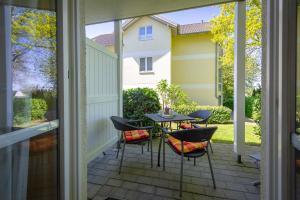 Blick auf eine Terrasse mit einem Tisch und Stühlen in der Unterkunft Wohnpark Stadt Hamburg - Apt. 14 in Binz