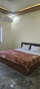 ein großes Bett in einem Zimmer mit Avertisation in der Unterkunft Bharat hotel in Ambikāpur