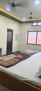 Säng eller sängar i ett rum på Bharat hotel