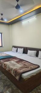 Ambikāpur的住宿－Bharat hotel，配有一张大床的客房