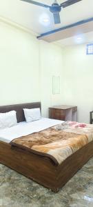 Ambikāpur的住宿－Bharat hotel，一张大床,位于一个配有床的房间里