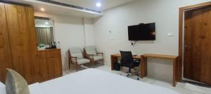 Μια τηλεόραση ή/και κέντρο ψυχαγωγίας στο Hotel Pasupala Inn