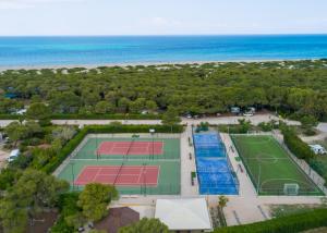 una vista aérea de 2 pistas de tenis con la playa en Riva di Ugento Beach Camping Resort en Ugento