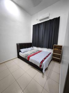 Postel nebo postele na pokoji v ubytování Mawar Homestay Netflix Cuckoo