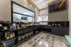 uma cozinha de restaurante com um balcão com comida em Shanghai Pudong Xiangguo Hotel em Xangai