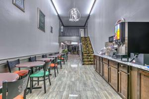 מסעדה או מקום אחר לאכול בו ב-Super 8 by Wyndham Grand Prairie North