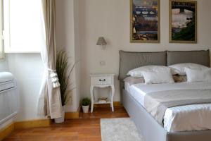 una camera da letto con un letto, un tavolo e una finestra di LE QUATTRO MURA EXCLUSIVE a Firenze