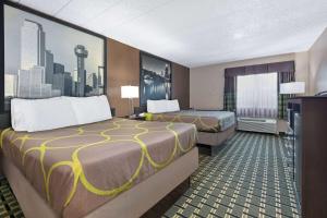 Katil atau katil-katil dalam bilik di Super 8 by Wyndham Grand Prairie North
