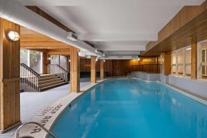 una gran piscina en un edificio en Travelodge by Wyndham Thunder Bay ON en Thunder Bay