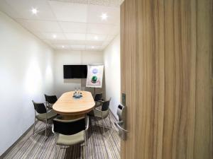 Uma TV ou centro de entretenimento em Novotel Genève Centre