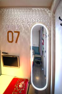 ein kleines Zimmer mit einem Sitz in einem Zug in der Unterkunft Xi'an Xianyang International Airport Space Capsule Hotel in Xi'an