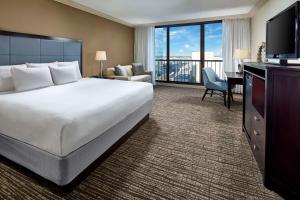 Postel nebo postele na pokoji v ubytování Hyatt Regency Tulsa Downtown