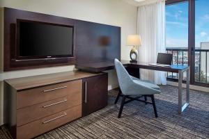 TV a/nebo společenská místnost v ubytování Hyatt Regency Tulsa Downtown