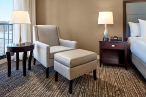 Postel nebo postele na pokoji v ubytování Hyatt Regency Tulsa Downtown