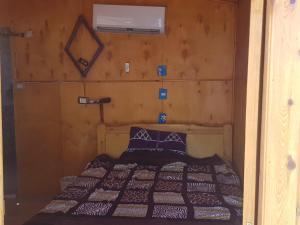 努韋巴的住宿－New Mabroka，一间小卧室,卧室内配有一张床铺