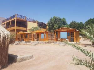 a house in the middle of a desert at New Mabroka in Nuweiba