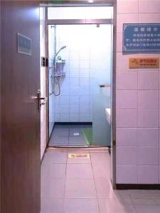 西安的住宿－西安咸阳国际机场眯一会太空舱酒店，通往带淋浴的浴室的开放式门