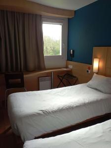 Postel nebo postele na pokoji v ubytování ibis les Etangs des Moines