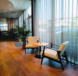 The lobby or reception area at Future Inn Cardiff Bay